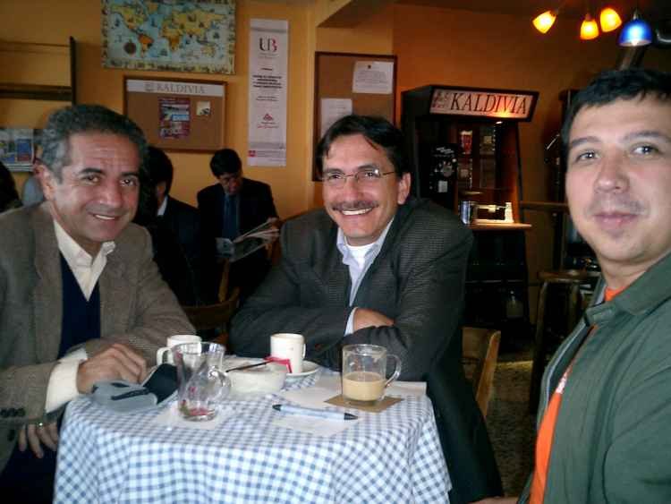 Fernando, Rigoberto y Enrique en el cafe de la plaza Mayor