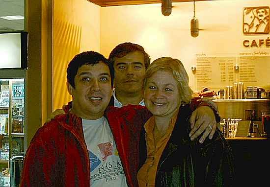 María Eliana con Enrique Amigo y Rafael Muñoz a su salida de Colombia