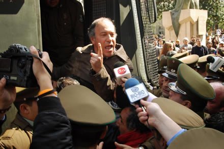 Momento en que Hisch es llevado por los carabineros