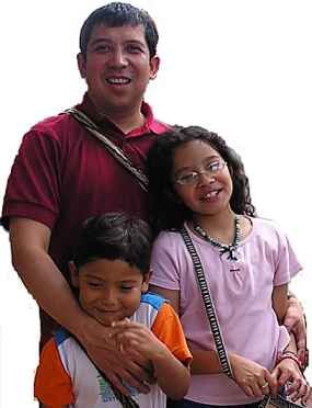 Enrique, sontiente como siempre, acompañado de Hanna y Giordano, sus hijos